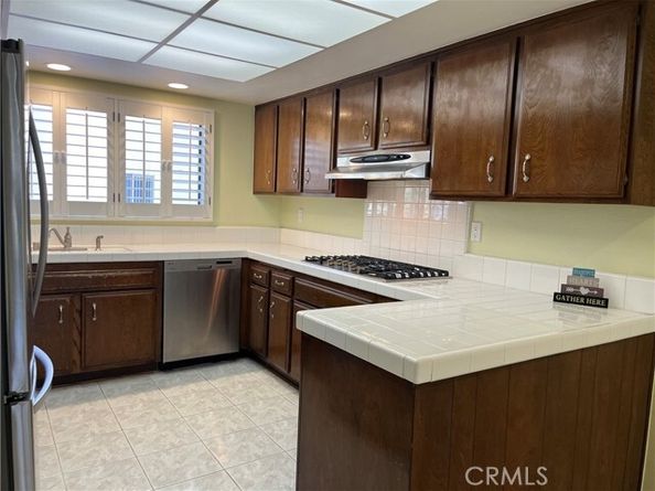 21801 Burbank 83, Woodland Hills (los Angeles) CA 91367