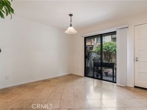 5800 Owensmouth Avenue 26, Woodland Hills (los Angeles) CA 91367