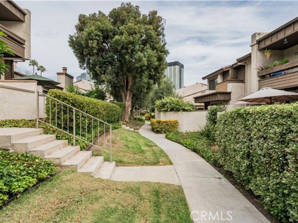 5800 Owensmouth Avenue 26, Woodland Hills (los Angeles) CA 91367
