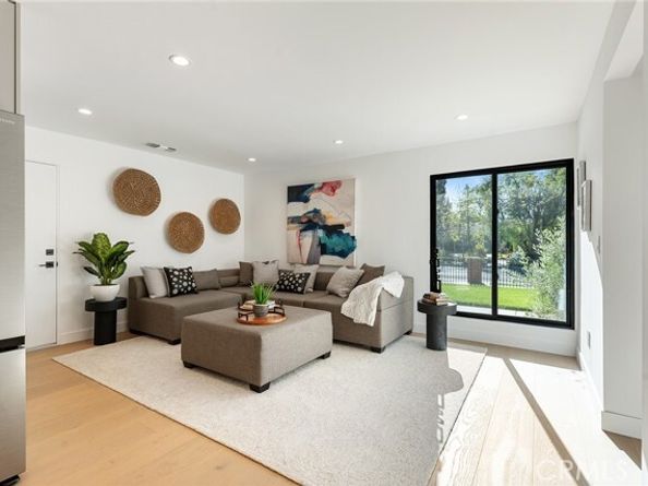 5630 Blanco Avenue, Woodland Hills (los Angeles) CA 91367