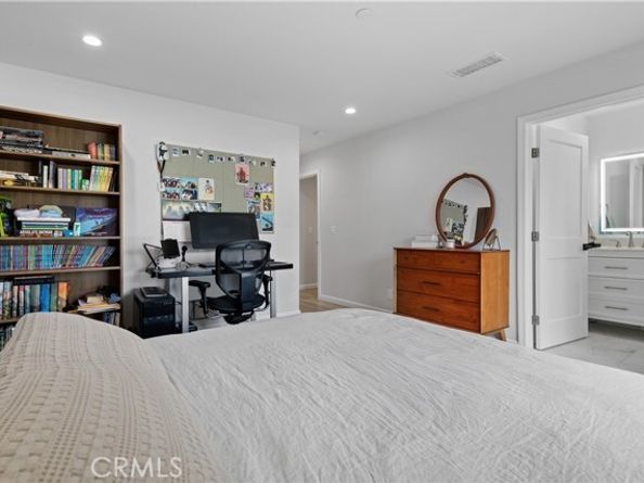 13266 Dyer Street, Sylmar (los Angeles) CA 91342