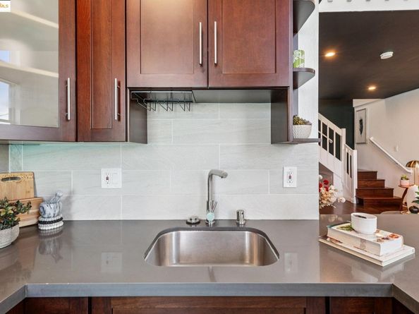 1004 9Th Ave, Oakland CA 94606