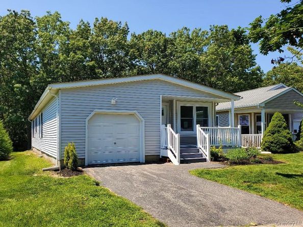 201 Village Circle W, Manorville NY 11949
