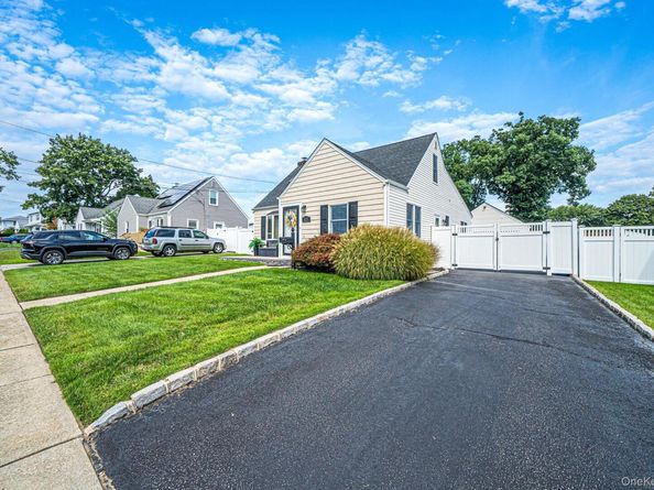 525 Secatogue Avenue, Farmingdale NY 11735
