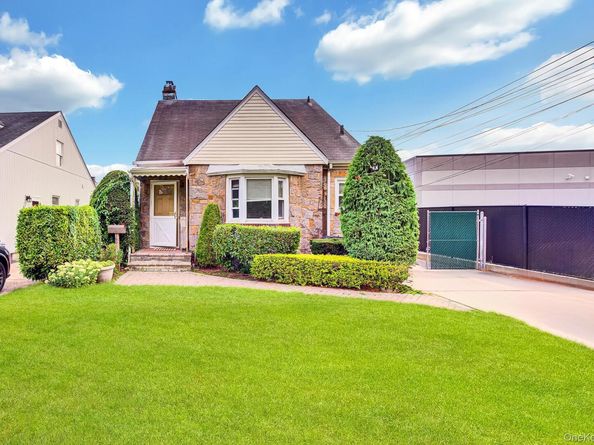 569 Greenway E, West Hempstead NY 11552