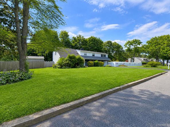 30 Hackberry Lane, Holbrook NY 11741