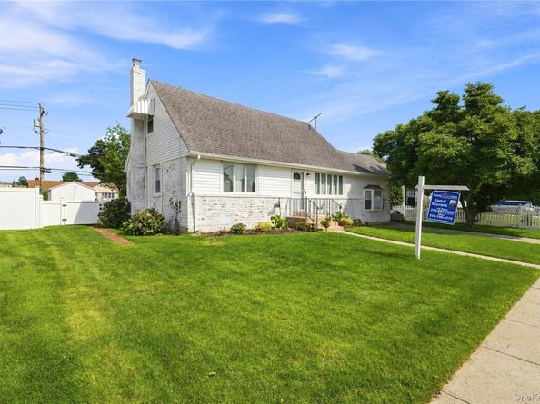 25 Lois Lane, Farmingdale NY 11735