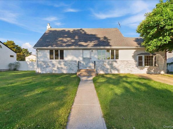 25 Lois Lane, Farmingdale NY 11735