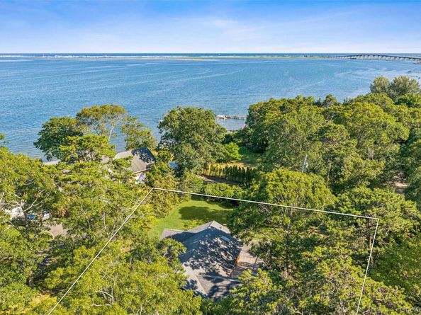 172 Bay Avenue E, Hampton Bays NY 11946