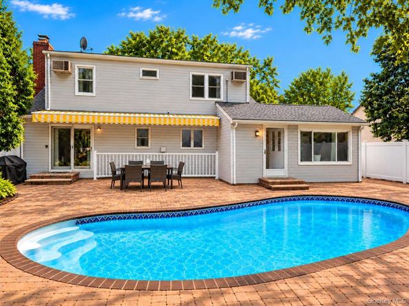 10 University Place, Glen Head NY 11545
