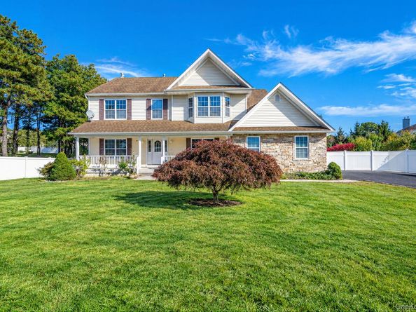 40 Bloomington Street, Medford NY 11763