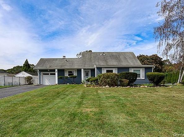 36 Torrey Pine Lane, Medford NY 11763