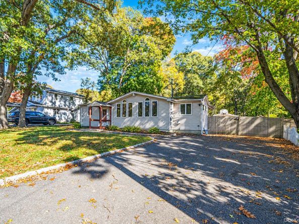 15 S Bicycle Path, Selden NY 11784