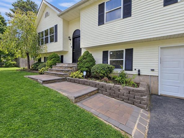 6 Gordal Lane, Coram NY 11727