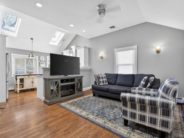 105 N Hamilton Avenue, Lindenhurst NY 11757