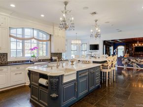 5 Kodiak Drive, Woodbury NY 11797