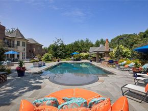 5 Kodiak Drive, Woodbury NY 11797