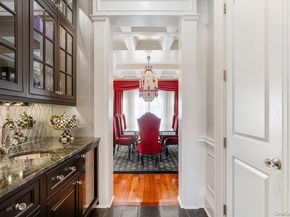 5 Kodiak Drive, Woodbury NY 11797