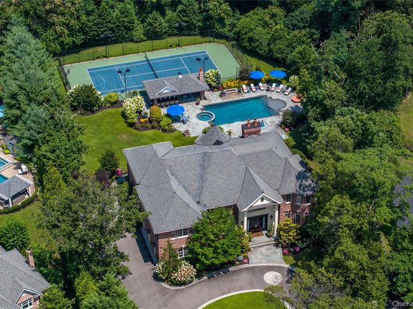5 Kodiak Drive, Woodbury NY 11797