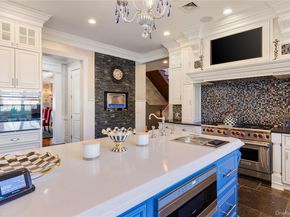 5 Kodiak Drive, Woodbury NY 11797