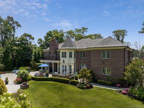 5 Kodiak Drive, Woodbury NY 11797