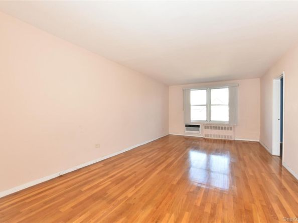 241-20 Northern Boulevard 6E, Douglaston NY 11362