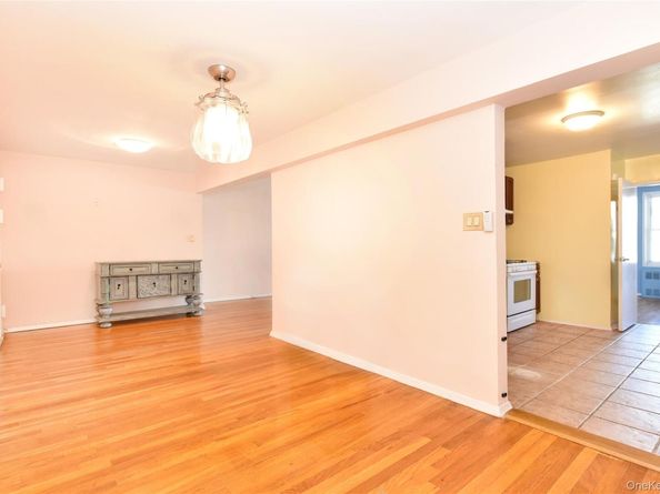 241-20 Northern Boulevard 6E, Douglaston NY 11362