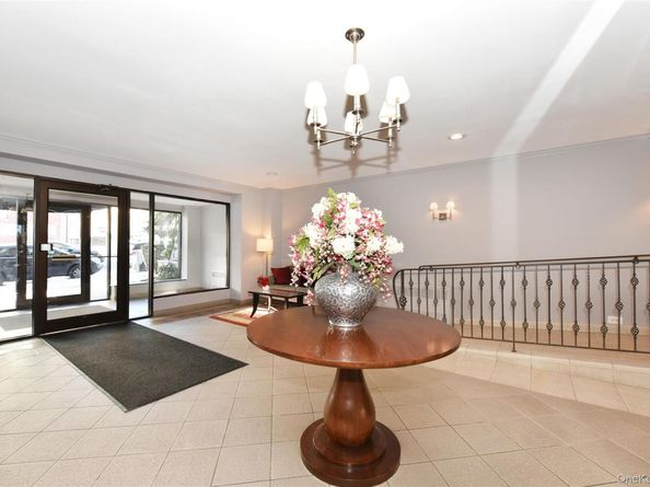 241-20 Northern Boulevard 6E, Douglaston NY 11362