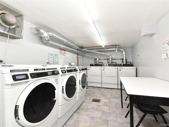 241-20 Northern Boulevard 6E, Douglaston NY 11362