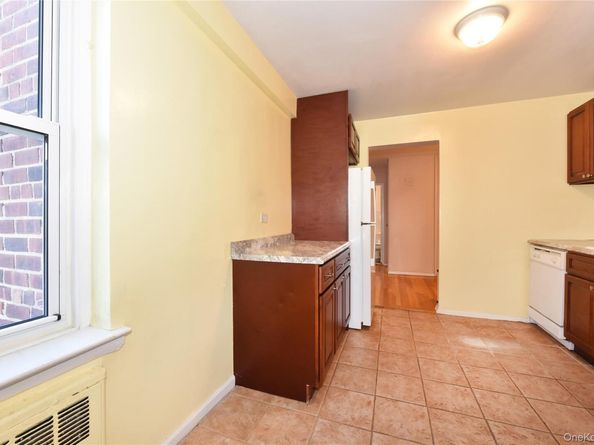 241-20 Northern Boulevard 6E, Douglaston NY 11362