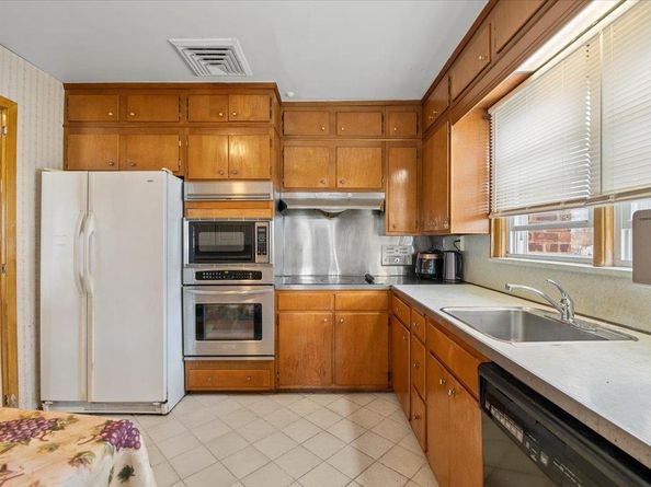 18 Hilary Lane, Westbury NY 11590