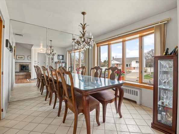 18 Hilary Lane, Westbury NY 11590