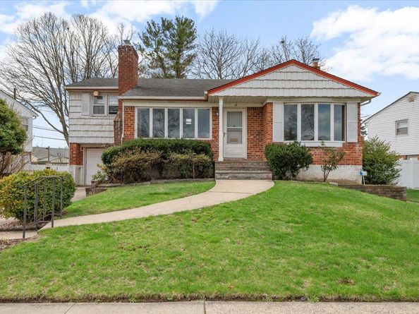 18 Hilary Lane, Westbury NY 11590