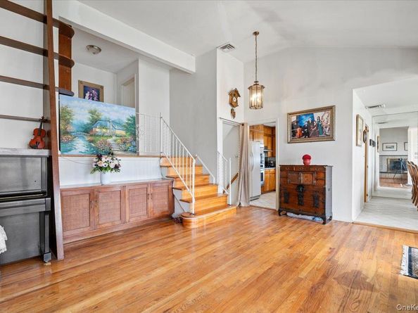 18 Hilary Lane, Westbury NY 11590
