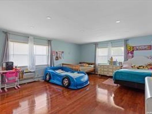 21 Oakley Avenue, Massapequa NY 11758