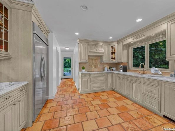 1 Breeze Hill Road, Northport NY 11768