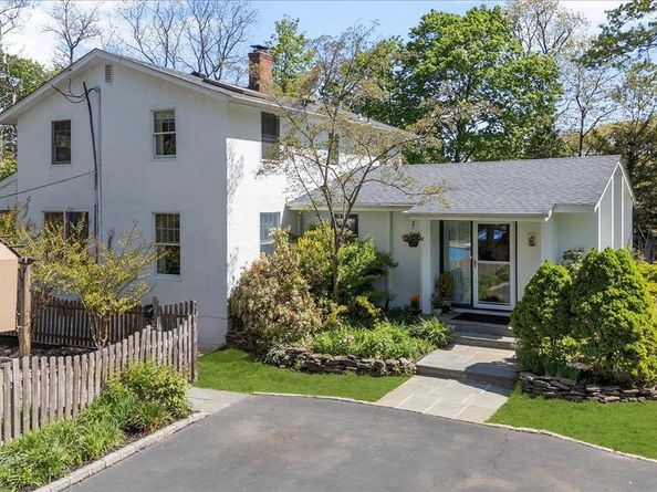 22 Stratford Avenue, Greenlawn NY 11740
