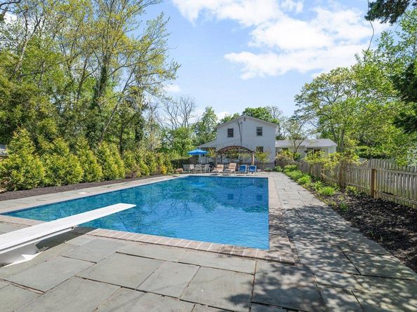 22 Stratford Avenue, Greenlawn NY 11740