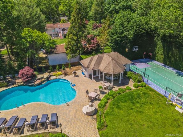 10 Colonial Drive, Smithtown NY 11787