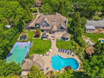 10 Colonial Drive