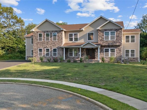 4 Coventry Court, Wheatley Heights NY 11798