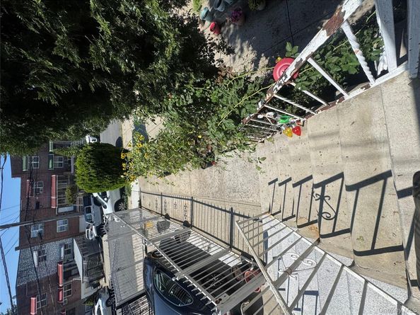 1017 E 229 Street, Bronx,, Bronx NY 10466