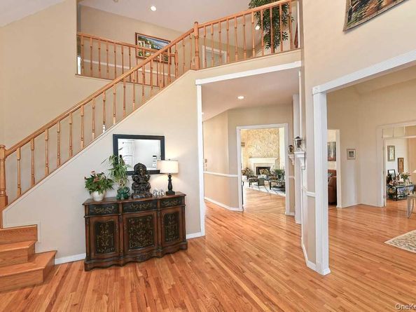 2 Andiron Court, Dix Hills NY 11746