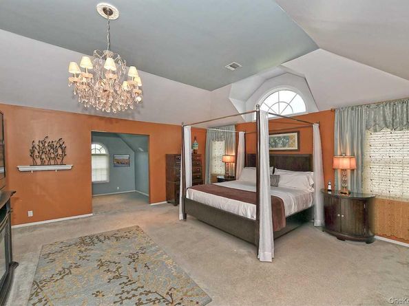 2 Andiron Court, Dix Hills NY 11746
