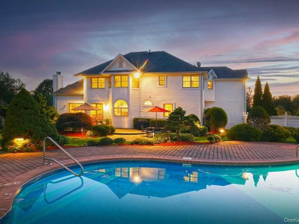 2 Andiron Court, Dix Hills NY 11746