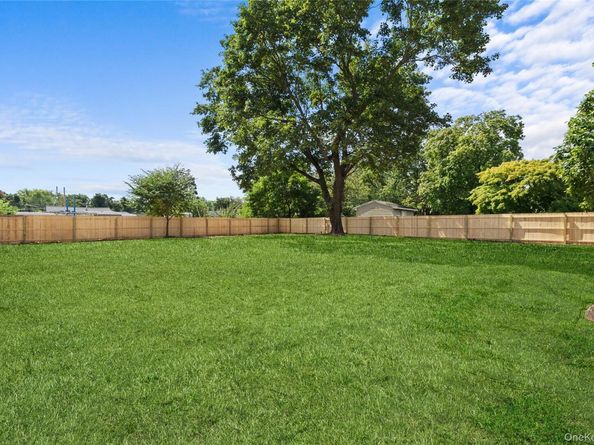 14 21st Avenue, Bay Shore NY 11706