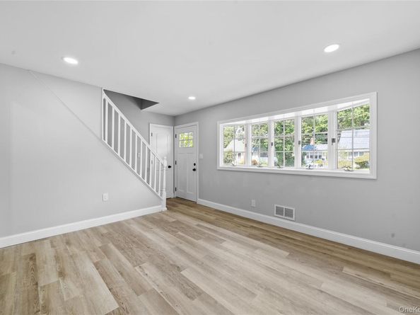 14 21st Avenue, Bay Shore NY 11706