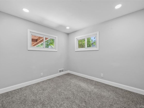 14 21st Avenue, Bay Shore NY 11706