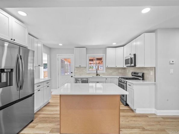 14 21st Avenue, Bay Shore NY 11706