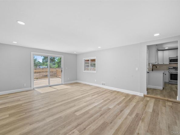 14 21st Avenue, Bay Shore NY 11706